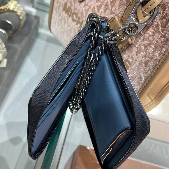 Michael Kors COOPER
3654LPCF5B
ZIP BILLFOLD WITH CHAIN
DENIM - Picture 9 of 16